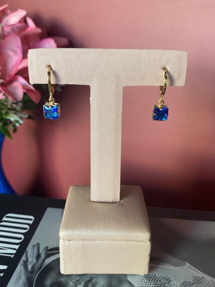 Brinco argola com quadrado azul escuro